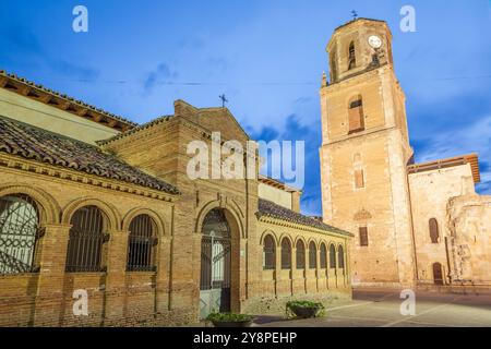 Torre del Reloj San Mancio et Eglise de San Tirso in Sahagun, chemin de James, Léon, Espagne Banque D'Images