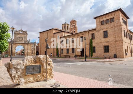 San Benito Arche et Monastère de Santa Cruz à Sahagun, chemin de rassemblement James, Léon, Espagne Banque D'Images