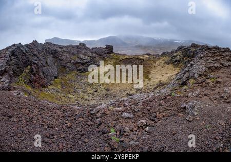 Majestueux cratère de volcan éteint dans le paysage accidenté d'Islande - Un panorama époustouflant de roches de lave, de beauté géologique et de terrain sauvage islandais, Banque D'Images