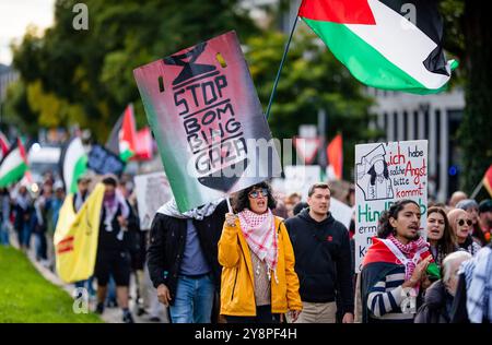 Stuttgart, Allemagne. 06 octobre 2024. Une pancarte indiquant "arrêtez de bombarder Gaza" est vue lors d'une manifestation pro-palestinienne comme un contre-événement à un rassemblement pro-israélien dans le centre-ville. Crédit : Christoph Schmidt/dpa/Alamy Live News Banque D'Images