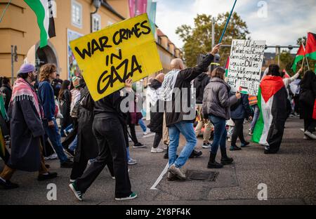 Stuttgart, Allemagne. 06 octobre 2024. Un panneau indiquant « crimes de guerre à Gaza » est vu lors d'une manifestation pro-palestinienne comme un contre-événement à un rassemblement pro-israélien dans le centre-ville. Crédit : Christoph Schmidt/dpa/Alamy Live News Banque D'Images