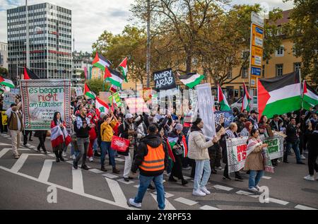 Stuttgart, Allemagne. 06 octobre 2024. Les participants à une manifestation pro-palestinienne traversent le centre-ville avec des drapeaux et des banderoles lors d'un contre-événement à un rassemblement pro-israélien. Crédit : Christoph Schmidt/dpa/Alamy Live News Banque D'Images