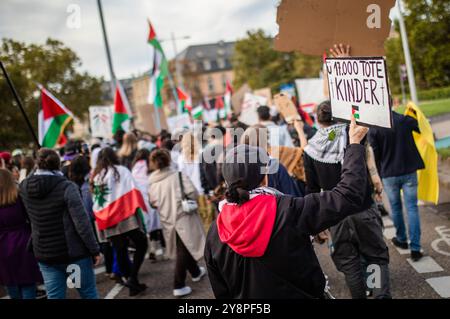 Stuttgart, Allemagne. 06 octobre 2024. Un panneau indiquant "plus de 17 000 enfants morts" peut être vu lors d'une manifestation pro-palestinienne comme un contre-événement à un rassemblement pro-israélien dans le centre-ville. Crédit : Christoph Schmidt/dpa/Alamy Live News Banque D'Images