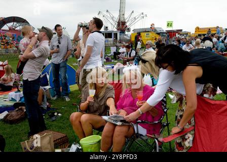 Queen Elizabeths Diamond Jubilee, un groupe de femmes, l'une portant une foule prétendue, célèbrent au festival des courses hippiques Epsom Derby. Groupe d'amis locaux sur la colline (le côté non payant de la piste de course) Epsom Downs, Surrey, Angleterre années 2012 2010 Royaume-Uni HOMER SYKES Banque D'Images