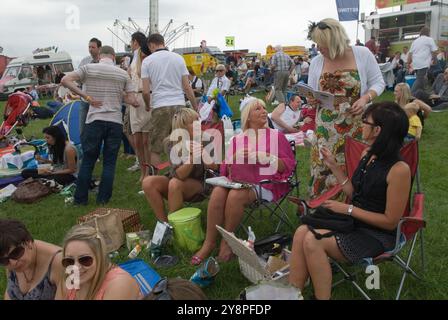 Queen Elizabeths Diamond Jubilee, un groupe de femmes, l'une portant une foule prétendue, célèbrent au festival des courses hippiques Epsom Derby. Groupe d'amis locaux sur la colline (le côté non payant de la piste de course) Epsom Downs, Surrey, Angleterre années 2012 2010 Royaume-Uni HOMER SYKES Banque D'Images