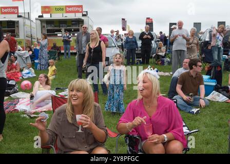 Queen Elizabeths Diamond Jubilee, un groupe de femmes, l'une portant une foule prétendue, célèbrent au festival des courses hippiques Epsom Derby. Groupe d'amis locaux sur la colline (le côté non payant de la piste de course) Epsom Downs, Surrey, Angleterre années 2012 2010 Royaume-Uni HOMER SYKES Banque D'Images