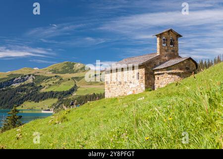 Chapelle de Roselend dans le barrage de Roselend -- réservoir près de Beaufort en Savoie, Rhône-Alpes, France Banque D'Images