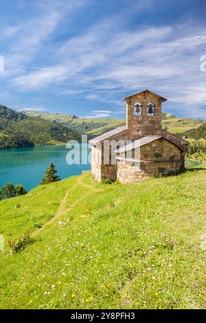 Chapelle de Roselend dans le barrage de Roselend -- réservoir près de Beaufort en Savoie, Rhône-Alpes, France Banque D'Images