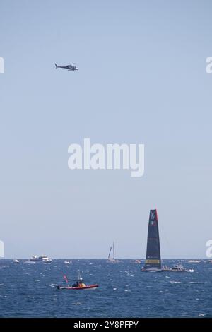 Barcelone, Espagne ; 29 septembre 2024 : Prada Luna Rossa, yacht italien de la Coupe de l'America, disqualifié après la rupture de sa voile et l'assistance de l'équipe d'ingénieurs. Banque D'Images