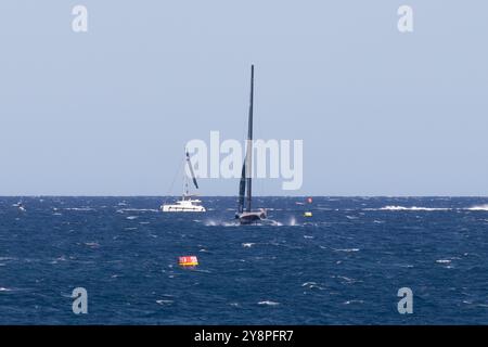 Barcelone, Espagne ; 29 septembre 2024 : le navire Britannia suspendu sur foils lors du tournoi de la Coupe Louis Vuitton pour choisir le 37e challenger de la Coupe de l'America. Banque D'Images