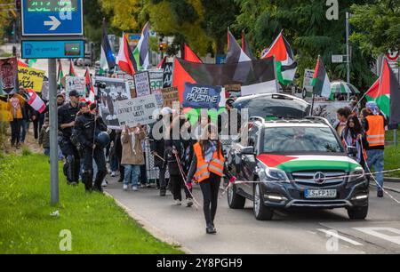 Stuttgart, Allemagne. 06 octobre 2024. Les participants à une manifestation pro-palestinienne traversent le centre-ville avec des drapeaux et des banderoles pendant le contre-événement à un rassemblement pro-israélien. Crédit : Christoph Schmidt/dpa/Alamy Live News Banque D'Images