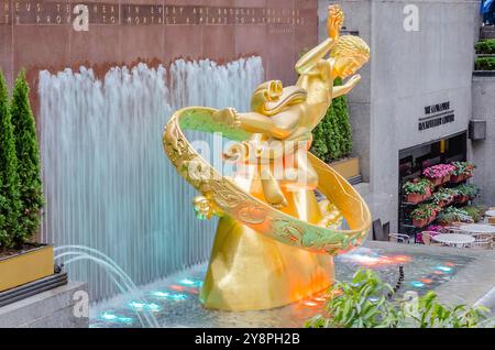 NEW YORK- MAI 25 : la statue de Prometheus au-dessus de la patinoire du Rockefeller Center, New York City, 25 mai 2013. Il a été créé par américain Banque D'Images