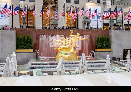 NEW YORK- MAI 25 : la statue de Prometheus au-dessus de la patinoire du Rockefeller Center, New York City, 25 mai 2013. Il a été créé par américain Banque D'Images