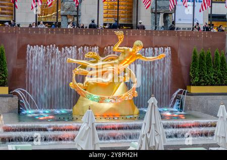 NEW YORK- MAI 25 : la statue de Prometheus au-dessus de la patinoire du Rockefeller Center, New York City, 25 mai 2013. Il a été créé par américain Banque D'Images