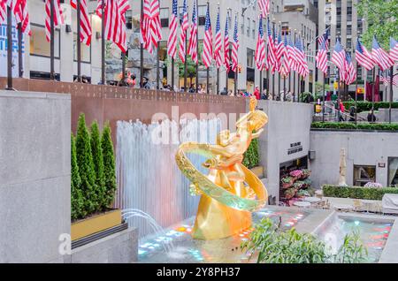 NEW YORK- MAI 25 : la statue de Prometheus au-dessus de la patinoire du Rockefeller Center, New York City, 25 mai 2013. Il a été créé par américain Banque D'Images