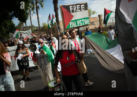 Malaga, Espagne. 06 octobre 2024. Un manifestant brandit une pancarte lors d'une manifestation mondiale contre le génocide en Palestine suite à l'escalade du conflit au moyen-Orient. La veille de l’anniversaire des attentats du 7 octobre et du début de la guerre entre Israël et le Hamas, des milliers de personnes descendent dans les rues de la ville de Malaga en solidarité avec le Liban et la Palestine pour exiger la fin du commerce des armes avec Israël et de l’occupation militaire israélienne en Palestine. (Photo de Jesus Merida/SOPA images/SIPA USA) crédit : SIPA USA/Alamy Live News Banque D'Images