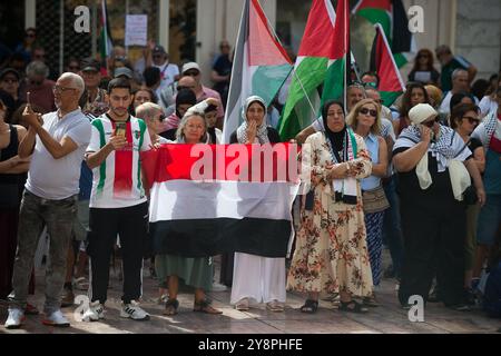 Malaga, Espagne. 06 octobre 2024. Les manifestants arborent des drapeaux lors d'une manifestation mondiale contre le génocide en Palestine suite à l'escalade du conflit au moyen-Orient. La veille de l’anniversaire des attentats du 7 octobre et du début de la guerre entre Israël et le Hamas, des milliers de personnes descendent dans les rues de la ville de Malaga en solidarité avec le Liban et la Palestine pour exiger la fin du commerce des armes avec Israël et de l’occupation militaire israélienne en Palestine. (Photo de Jesus Merida/SOPA images/SIPA USA) crédit : SIPA USA/Alamy Live News Banque D'Images