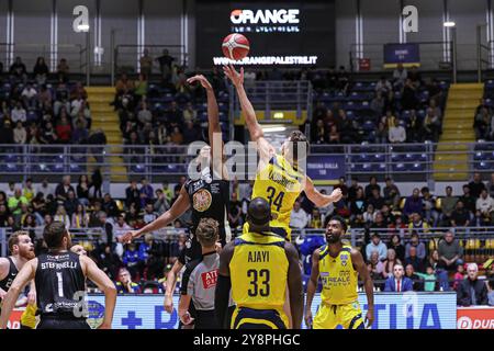#34 Maximiliam Ladurner (Reale Mutua basket Torino) et #11 Xavier Jhonson (Apu Old Wild West Udine) lors du Reale Mutua Torino vs APU Udine, match italien de basket-ball Serie A2 Men à Turin, Italie, le 06 octobre 2024 Banque D'Images