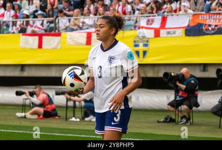 Gothenburg, Suède, 16 juillet 2024. Jessica carter avec le ballon pour l'Angleterre lors du match de qualification pour l'UEFA Women's EURO 2025 contre la Suède. Banque D'Images