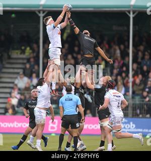 Londres, Royaume-Uni. 6 octobre 2024. Richard Capstick des Exeter Chiefs et Andy Onyeama-Christie des Saracens lors du Gallagher Premiership Rugby match entre Saracens et Exeter Chiefs au StoneX Stadium, Londres, Angleterre, le 6 octobre 2024. Photo de Phil Hutchinson. Utilisation éditoriale uniquement, licence requise pour une utilisation commerciale. Aucune utilisation dans les Paris, les jeux ou les publications d'un club/ligue/joueur. Crédit : UK Sports pics Ltd/Alamy Live News Banque D'Images