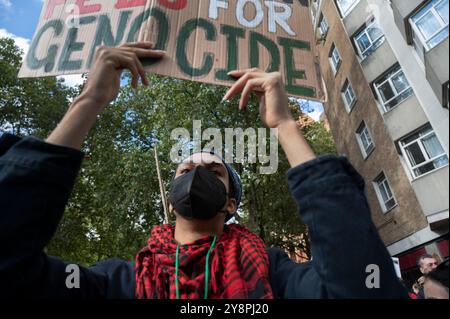 Le 5 octobre 2024, des milliers de personnes ont défilé dans le centre de Londres pour soutenir la Palestine, exigeant un cessez-le-feu et la fin des bombardements de GA Banque D'Images