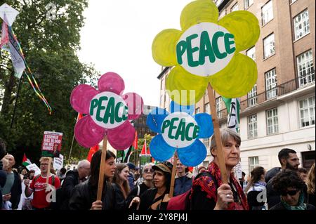 Le 5 octobre 2024, des milliers de personnes ont défilé dans le centre de Londres pour soutenir la Palestine, exigeant un cessez-le-feu et la fin des bombardements de GA Banque D'Images