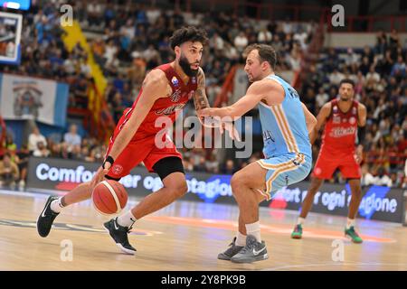 Denzel Valentine de Pallacanestro Trieste et Kevin Pangos de Napolibasket en action lors du match entre Napolibasket et Pallacanestro Trieste lors du match Napolibasket vs Pallacanestro Trieste, match italien de basket-ball Serie A à Naples, Italie, le 06 octobre 2024 Banque D'Images