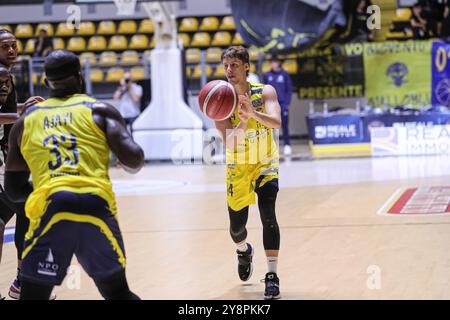 #34 Maximiliam Ladurner (Reale Mutua basket Torino) lors du Reale Mutua Torino vs APU Udine, match italien de basket-ball Serie A2 hommes à Turin, Italie, le 06 octobre 2024 Banque D'Images