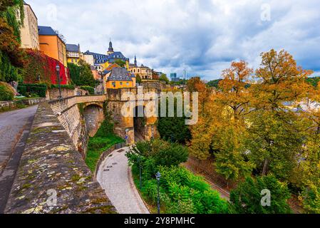 Luxembourg ville : paysage urbain d'un beau petit pays de l'UE dans la vieille ville, au-dessus du district de Grund, en Europe Banque D'Images