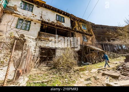 Maisons abandonnées et autres bâtiments, éclairés par la lumière du soleil, vue sur la rue, village Pirin et montagne, Bulgarie Banque D'Images