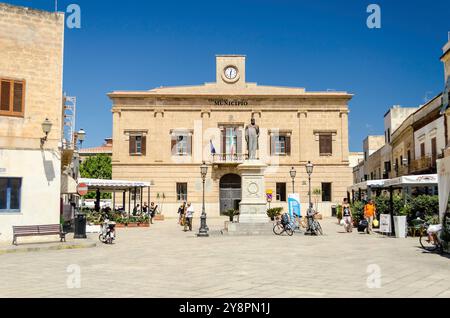 FAVIGNANA, ITALIE - AOÛT 30 : façade de l'hôtel de ville sur l'île de Favignana, Italie, 30 août 2014. L'île est célèbre pour sa pêche au thon et est Banque D'Images