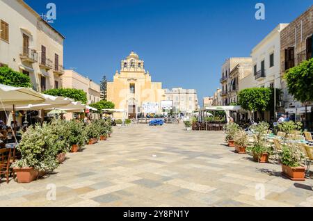 FAVIGNANA, ITALIE - AOÛT 30 : rue centrale de l'île de Favignana, Italie, 30 août 2014. L'île est célèbre pour sa pêche au thon et est populaire Banque D'Images