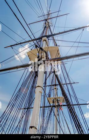 Mât de navire de l'USS Constitution, une frégate lourde à trois mâts à coque en bois de la marine des États-Unis, amarré dans le port de Boston, aux États-Unis Banque D'Images