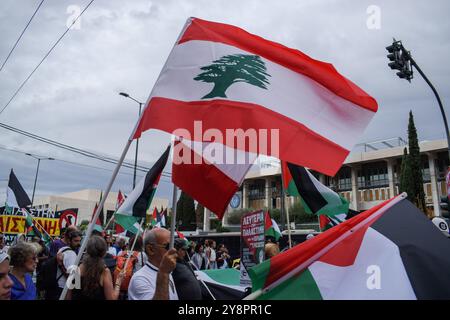 Athènes, Grèce. 5 octobre 2024. Les manifestants tiennent des drapeaux palestiniens et libanais et crient des slogans devant l'ambassade américaine. Des centaines de manifestants ont défilé dans les rues d’Athènes contre les guerres et en solidarité avec le Liban et la Palestine. Crédit : Dimitris Aspiotis/Alamy Banque D'Images