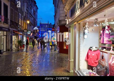 La pluie, le magasinage de Noël, Bayonne, Aquitaine, Pyrénées-Atlantiques, Pays Basque, 64, France. Banque D'Images