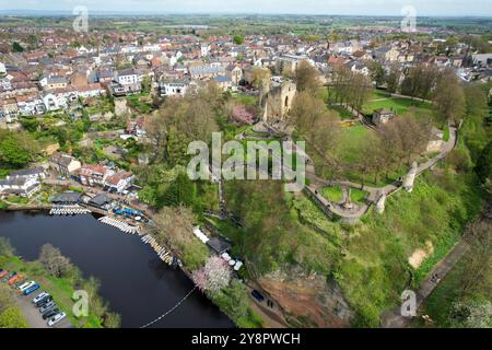 Image aérienne du château de Knaresborough et de la rivière Nidd Banque D'Images