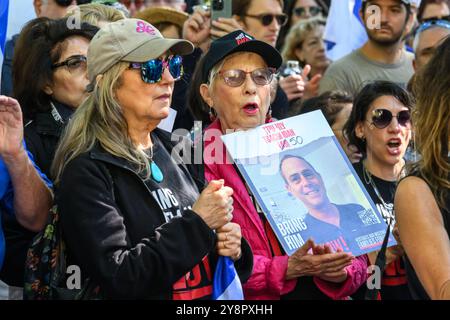 New York, États-Unis. 6 octobre 2024. Les familles d'otages enlevés par le Hamas le 7 octobre 2023 marquent l'anniversaire de 366 jours de la disparition de leurs 101 proches avec une cérémonie à Central Park à New York. Crédit : Enrique Shore/Alamy Live News Banque D'Images