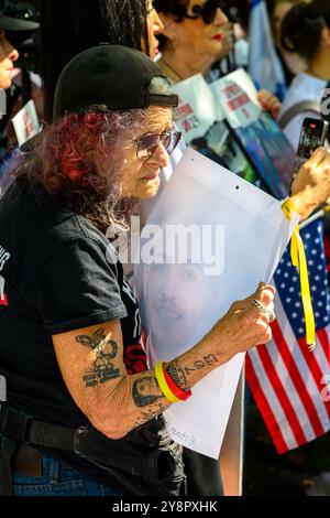 New York, États-Unis. 6 octobre 2024. Les familles d'otages enlevés par le Hamas le 7 octobre 2023 marquent l'anniversaire de 366 jours de la disparition de leurs 101 proches avec une cérémonie à Central Park à New York. Une femme âgée a un tatouage lisant '7-10-23' dans son bras. Crédit : Enrique Shore/Alamy Live News Banque D'Images