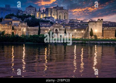 Centre historique du Palais des Papes, complexe épiscopal et le Pont Saint Benezet, le Rhône, Avignon, Vaucluse, Provence-Alpes-Côte d'Azur, France, Europe. Banque D'Images