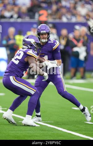Tottenham Hotspur Stadium, Londres, Royaume-Uni. 6 octobre 2024. NFL UK Football, New York jets contre Minnesota Vikings ; le quarterback des Vikings du Minnesota Sam Darnold (14 ans) fait fausse route avec la sécurité des Vikings du Minnesota Harrison Smith (22 ans) crédit : action plus Sports/Alamy Live News Banque D'Images