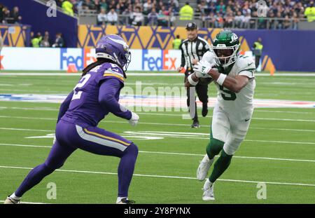 Londres, Royaume-Uni. 06 octobre 2024. Garrett Wilson, receveur des jets de New York, court avec le football dans leur match contre les Vikings du Minnesota à White Hart Lane à Londres le dimanche 6 octobre 2024. Les Vikings ont battu les jets 23-17. Photo de Hugo Philpott/UPI crédit : UPI/Alamy Live News Banque D'Images