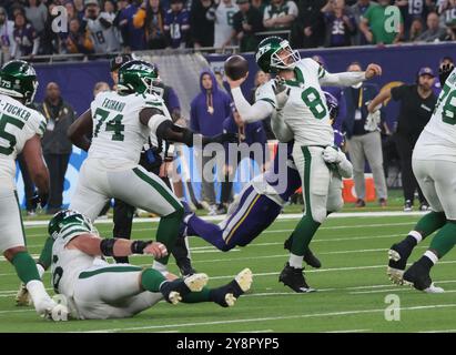 Londres, Royaume-Uni. 06 octobre 2024. New York jets Quarter Back Aaron Rodgers lance le football dans leur match contre les Vikings du Minnesota à White Hart Lane à Londres le dimanche 6 octobre 2024. Les Vikings ont battu les jets 23-17. Photo de Hugo Philpott/UPI crédit : UPI/Alamy Live News Banque D'Images