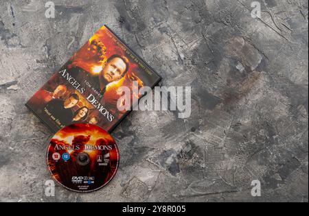 La suite folle de la pochette du DVD Da Vinci Code met en vedette les stars Tom Hanks et Ewan McGregor sur un fond rouge ardent impliquant l'enfer Banque D'Images