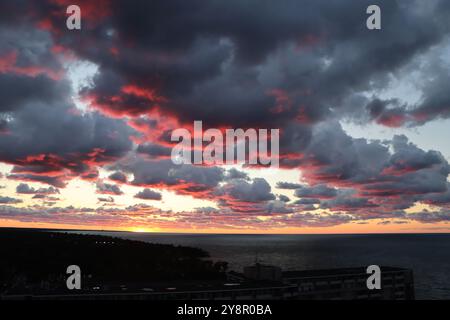 Formations de nuages spectaculaires après le coucher du soleil sur le lac Érié dans la région de Lakewood/Cleveland le 7 septembre 2024 Banque D'Images