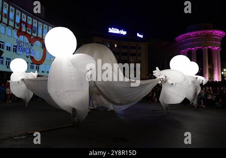 La troupe de théâtre française Kidam la Compagnie des Quidams interprète le rêve de Herber dans les rues de Skopje pendant la nuit Blanche à Skopje, Macédoine du Nord, le 05 octobre 2024. IMAGO/PETR STOJANOVSKI Banque D'Images