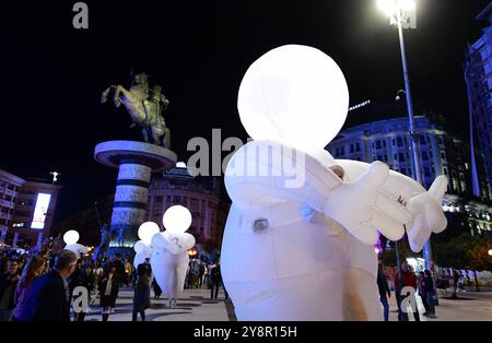 La troupe de théâtre française Kidam la Compagnie des Quidams interprète le rêve de Herber dans les rues de Skopje pendant la nuit Blanche à Skopje, Macédoine du Nord, le 05 octobre 2024. IMAGO/PETR STOJANOVSKI Banque D'Images