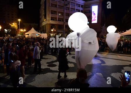 La troupe de théâtre française Kidam la Compagnie des Quidams interprète le rêve de Herber dans les rues de Skopje pendant la nuit Blanche à Skopje, Macédoine du Nord, le 05 octobre 2024. IMAGO/PETR STOJANOVSKI Banque D'Images