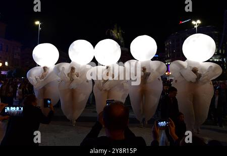 La troupe de théâtre française Kidam la Compagnie des Quidams interprète le rêve de Herber dans les rues de Skopje pendant la nuit Blanche à Skopje, Macédoine du Nord, le 05 octobre 2024. IMAGO/PETR STOJANOVSKI Banque D'Images