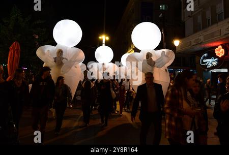 La troupe de théâtre française Kidam la Compagnie des Quidams interprète le rêve de Herber dans les rues de Skopje pendant la nuit Blanche à Skopje, Macédoine du Nord, le 05 octobre 2024. IMAGO/PETR STOJANOVSKI Banque D'Images