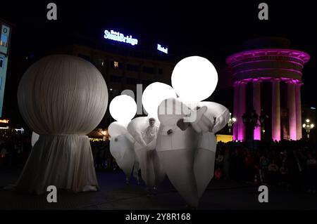 La troupe de théâtre française Kidam la Compagnie des Quidams interprète le rêve de Herber dans les rues de Skopje pendant la nuit Blanche à Skopje, Macédoine du Nord, le 05 octobre 2024. IMAGO/PETR STOJANOVSKI Banque D'Images